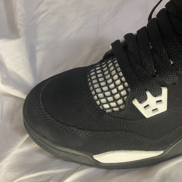 Jordan 4\'s White Thunder 2024 Release Size 7Y